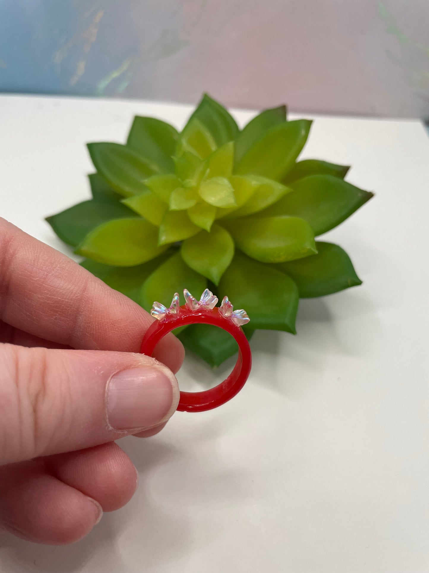 Bague en résine rouge avec papillons-Taille 8 ½US