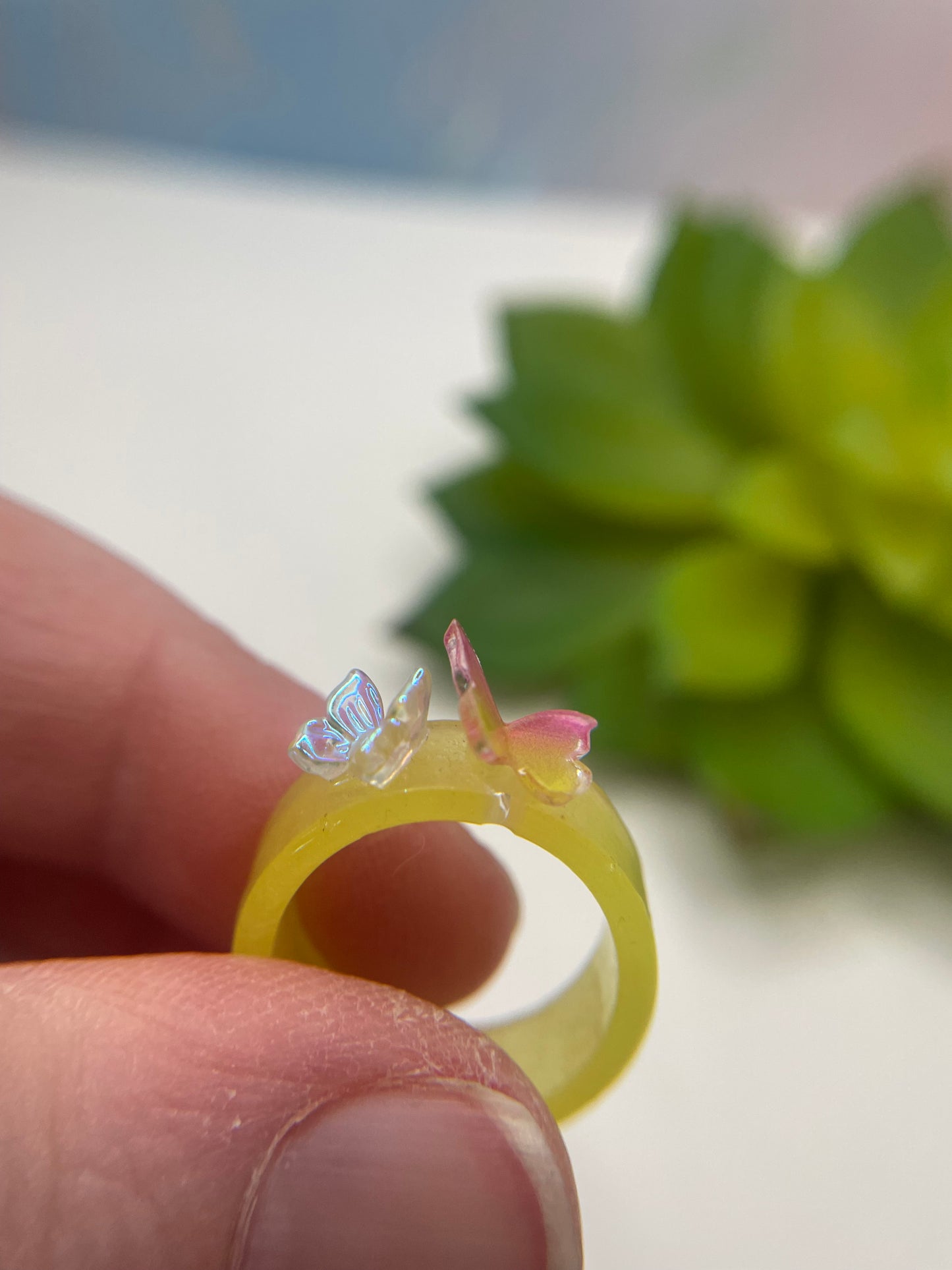 Brille dans le noir: Bague jaune en résine avec papillon-Taille 6 ½ US