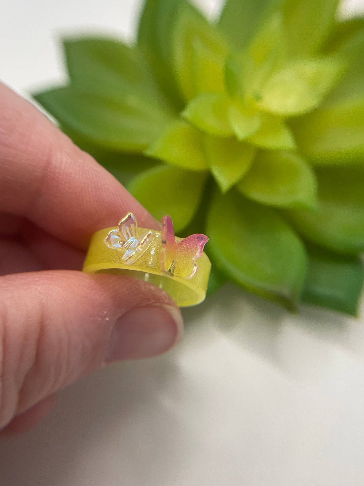 Brille dans le noir: Bague jaune en résine avec papillon-Taille 6 ½ US