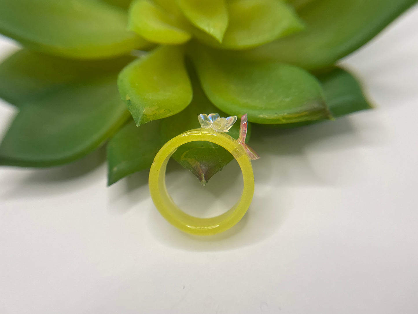 Brille dans le noir: Bague jaune en résine avec papillon-Taille 6 ½ US