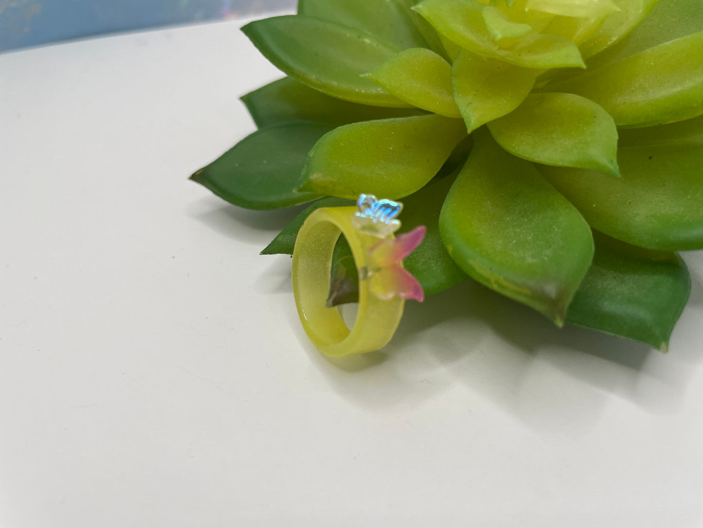 Brille dans le noir: Bague jaune en résine avec papillon-Taille 6 ½ US