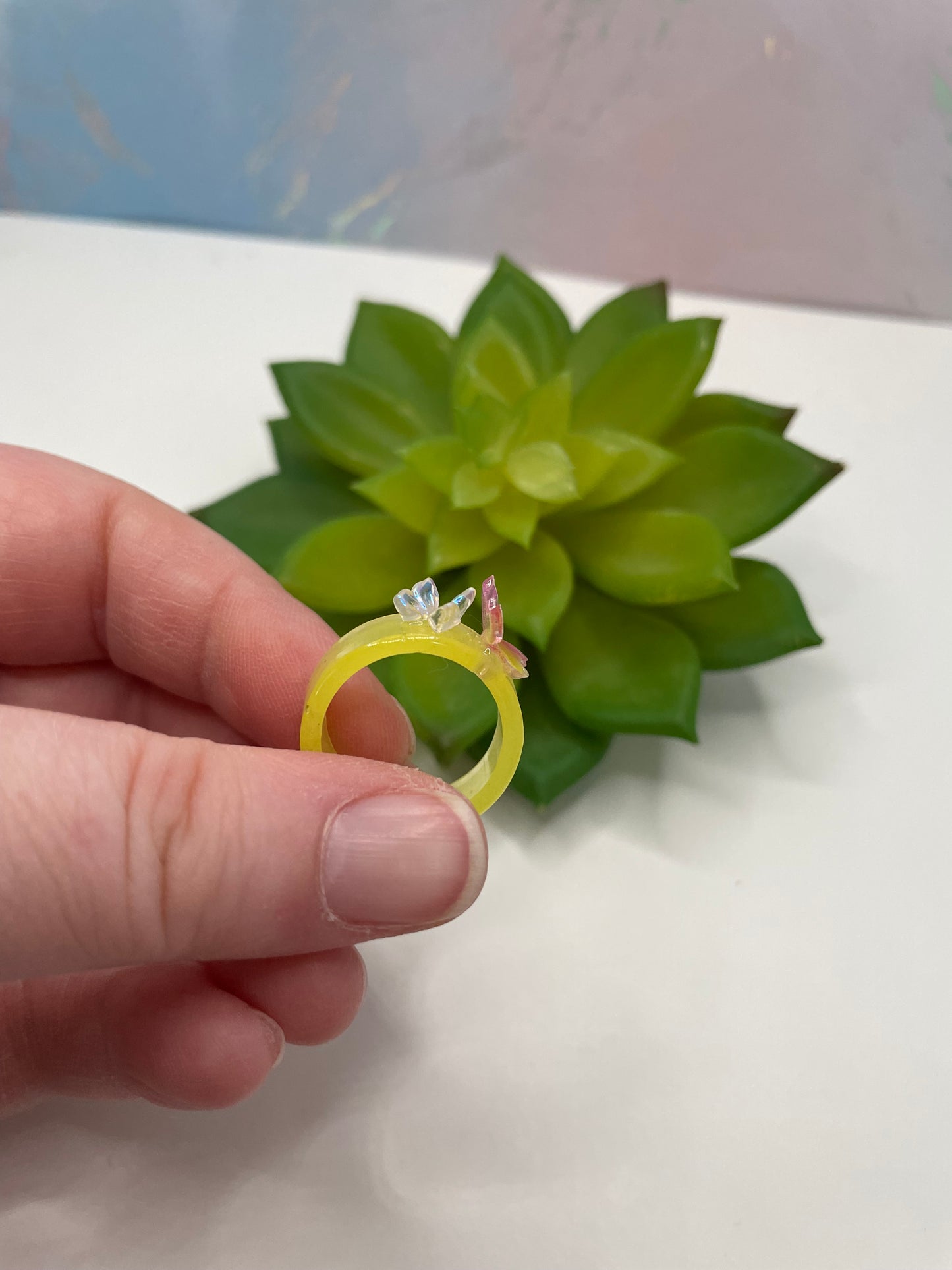 Brille dans le noir: Bague jaune en résine avec papillon-Taille 6 ½ US