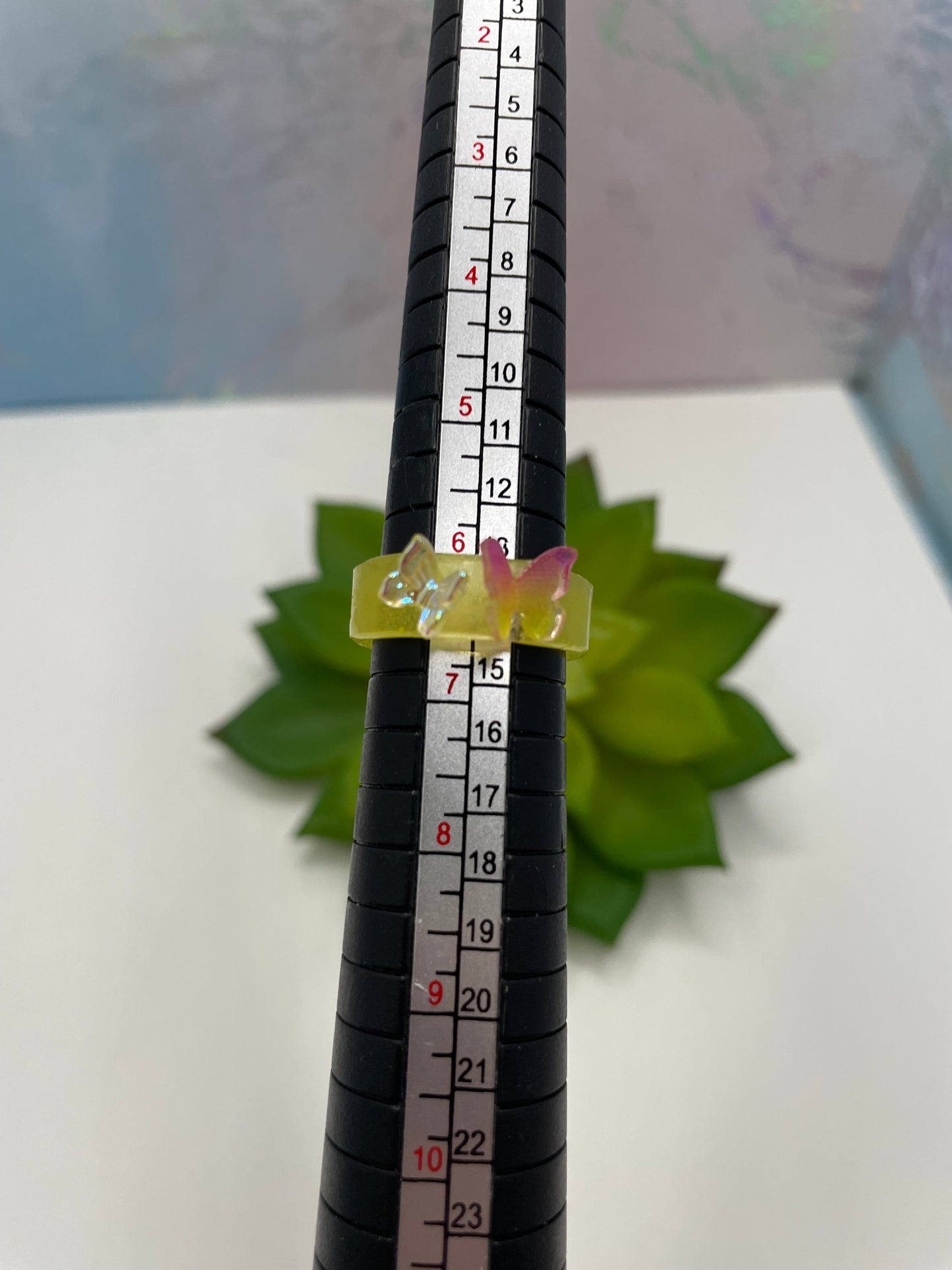 Brille dans le noir: Bague jaune en résine avec papillon-Taille 6 ½ US