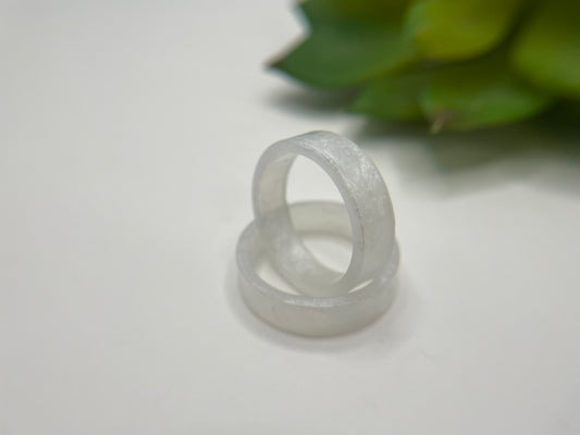 Bague en résine blanche