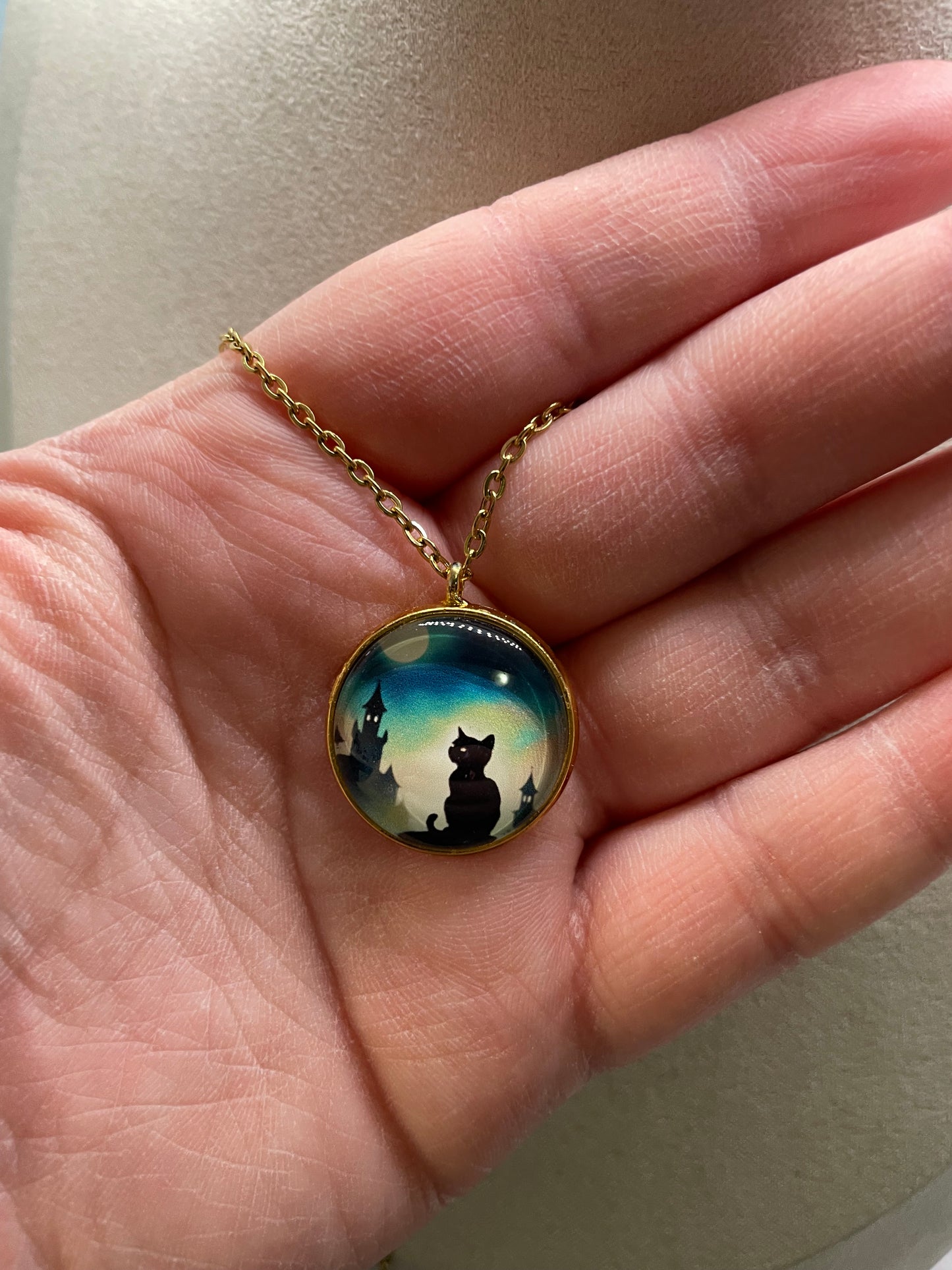 Collier Silhouette de Chat Noir (Cabochon Doré)