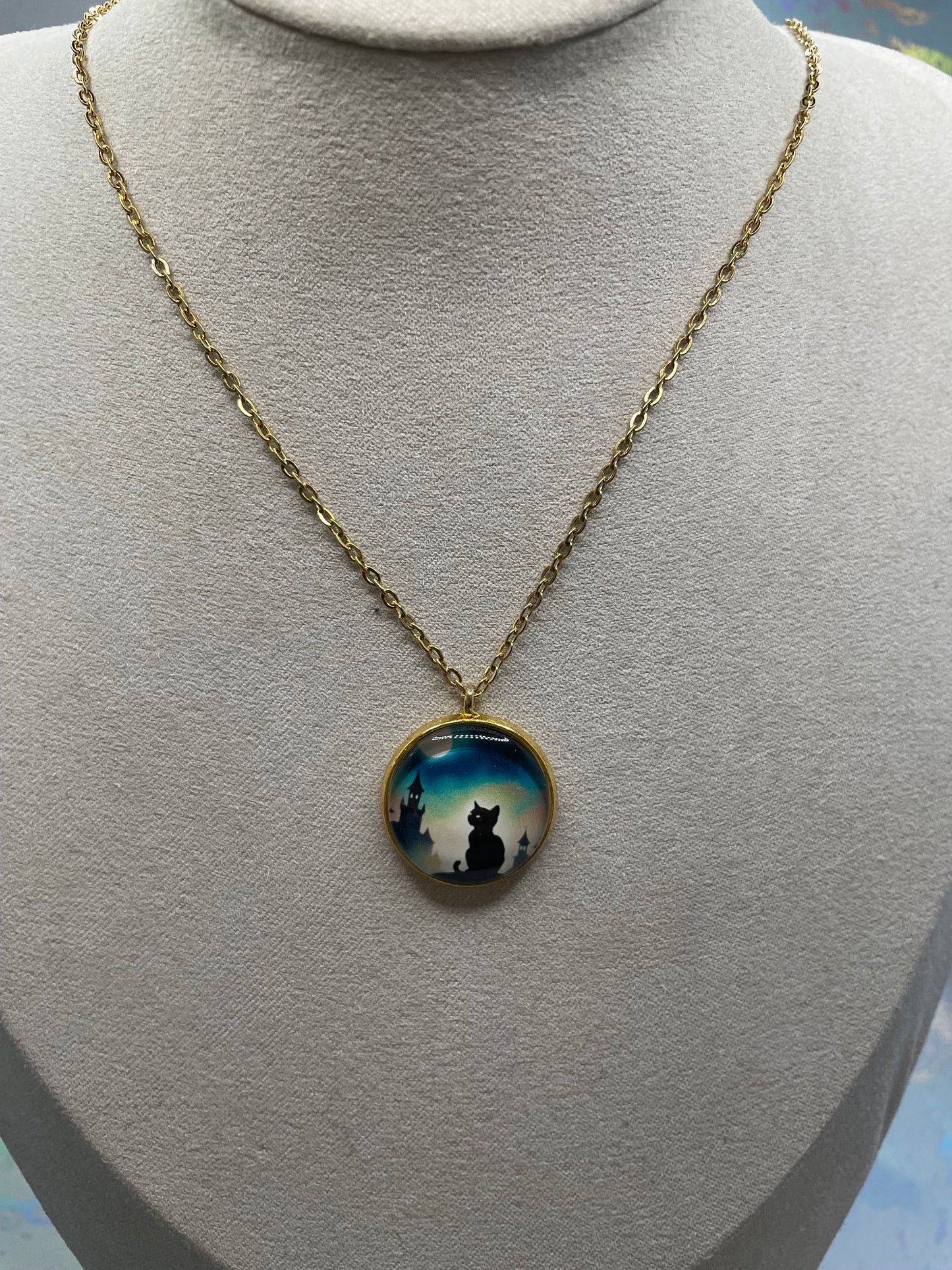 Collier Silhouette de Chat Noir (Cabochon Doré)