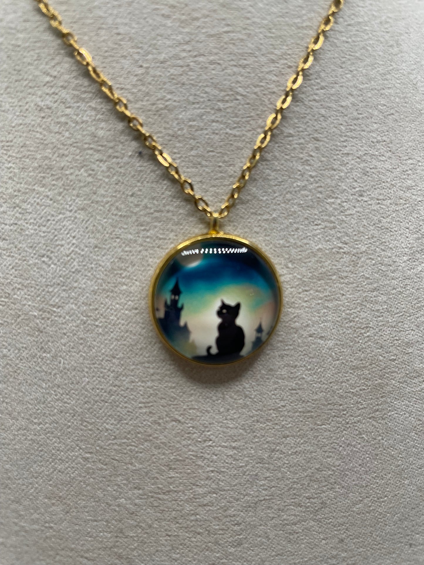 Collier Silhouette de Chat Noir (Cabochon Doré)