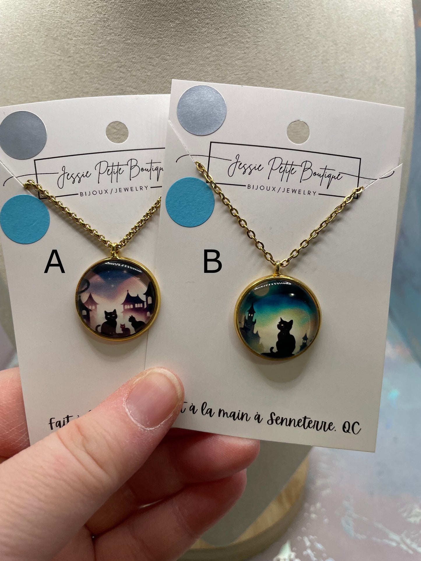 Collier Silhouette de Chat Noir (Cabochon Doré)