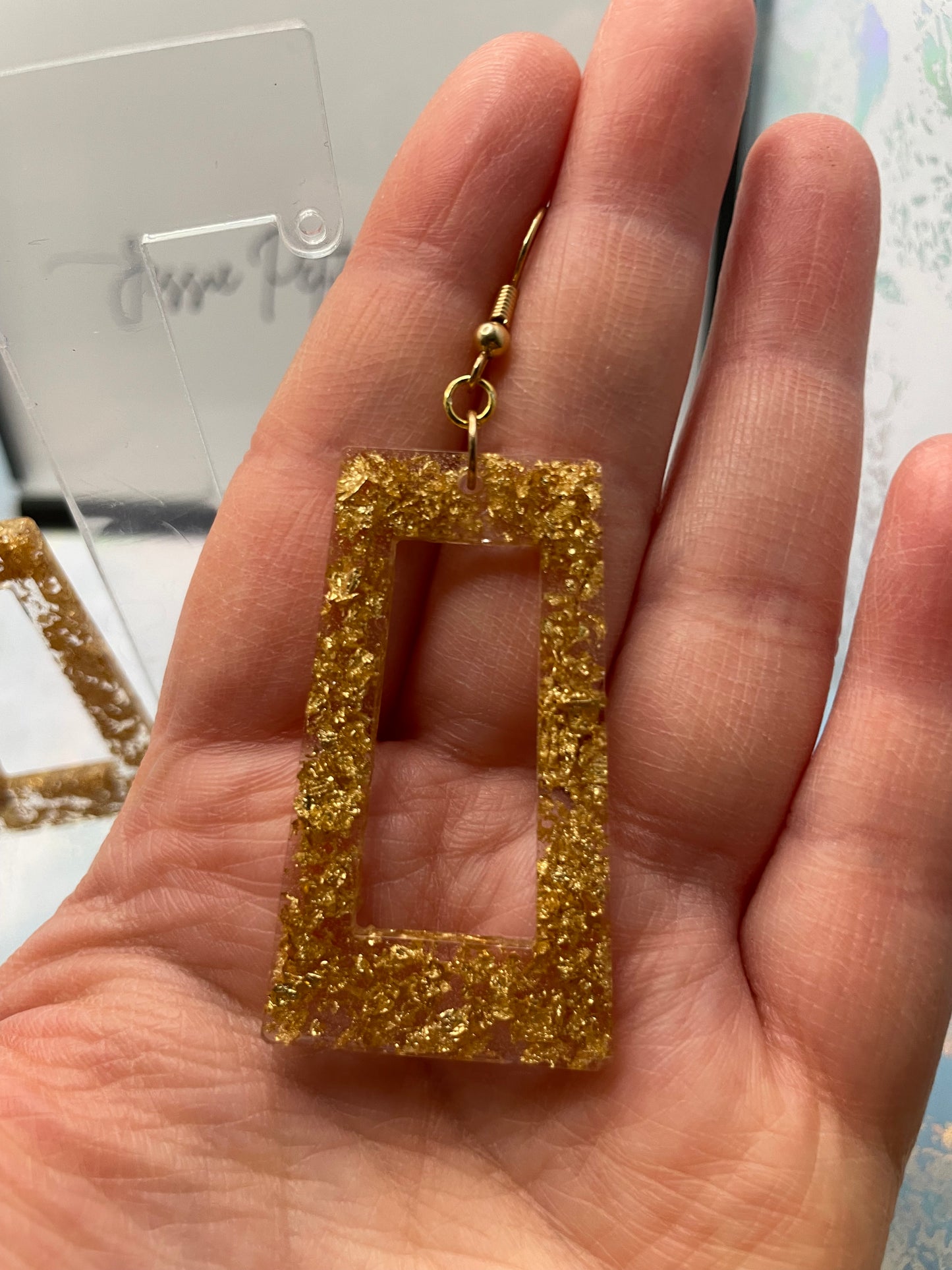 Boucles d'oreilles rectangulaires en résine avec feuille d'or