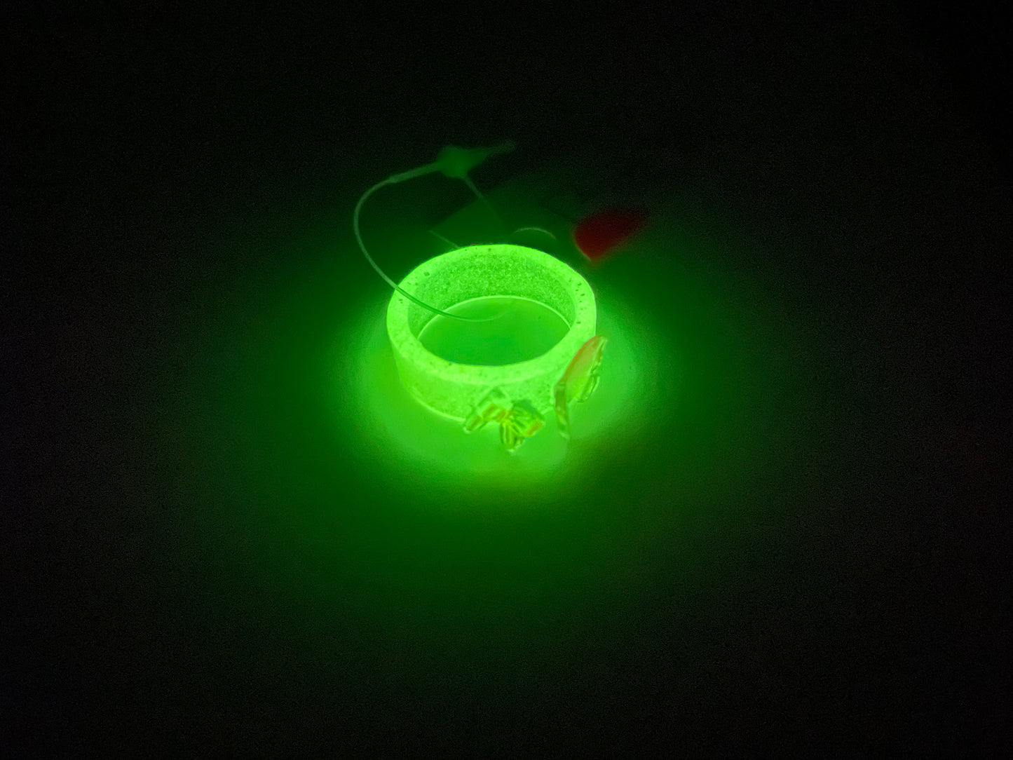 Brille dans le noir: Bague jaune en résine avec papillon-Taille 6 ½ US