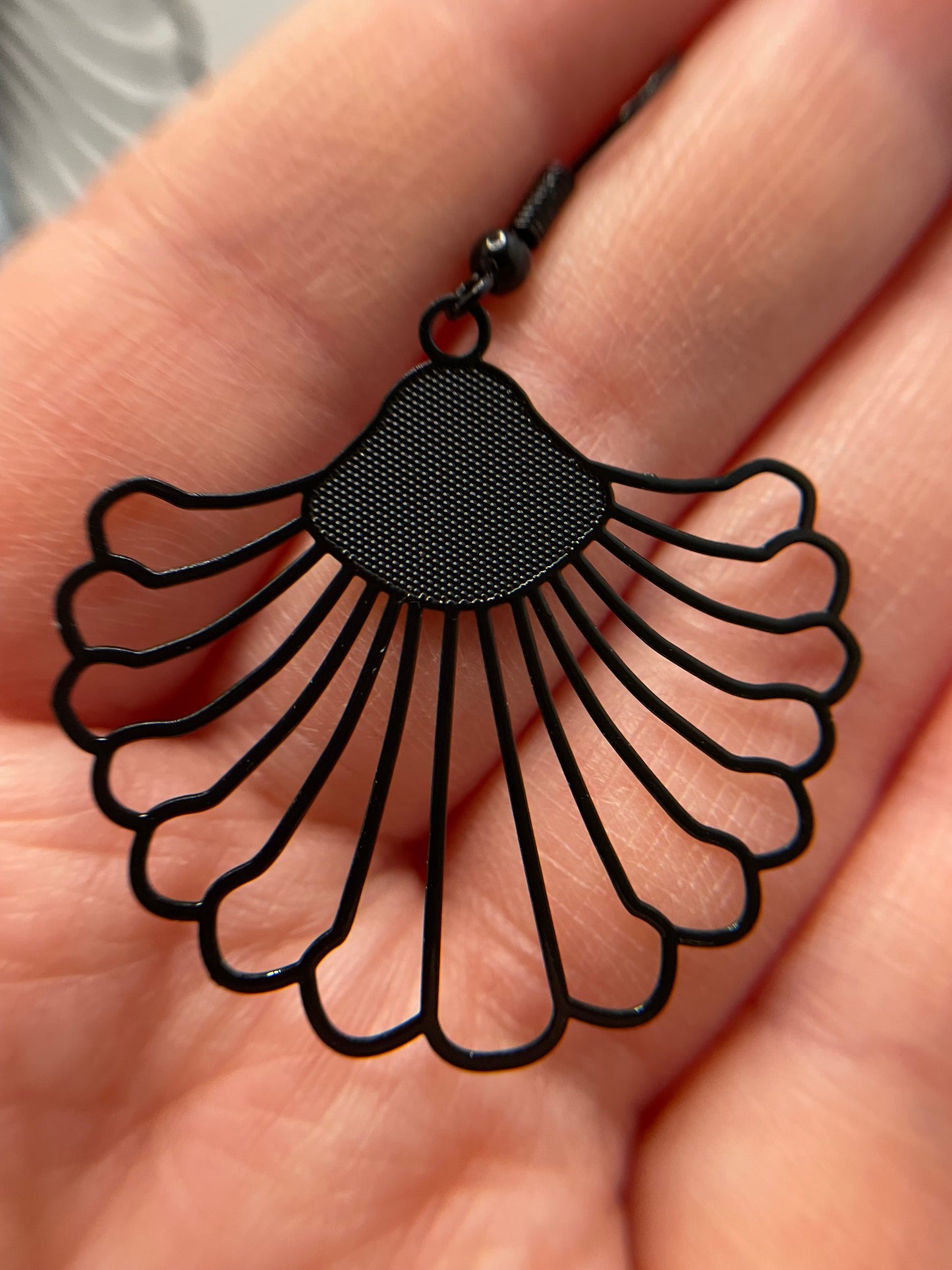 Boucles d'oreilles noires en forme d'éventail