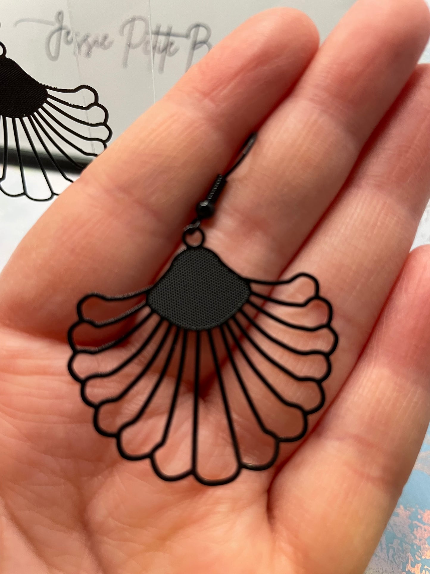 Boucles d'oreilles noires en forme d'éventail