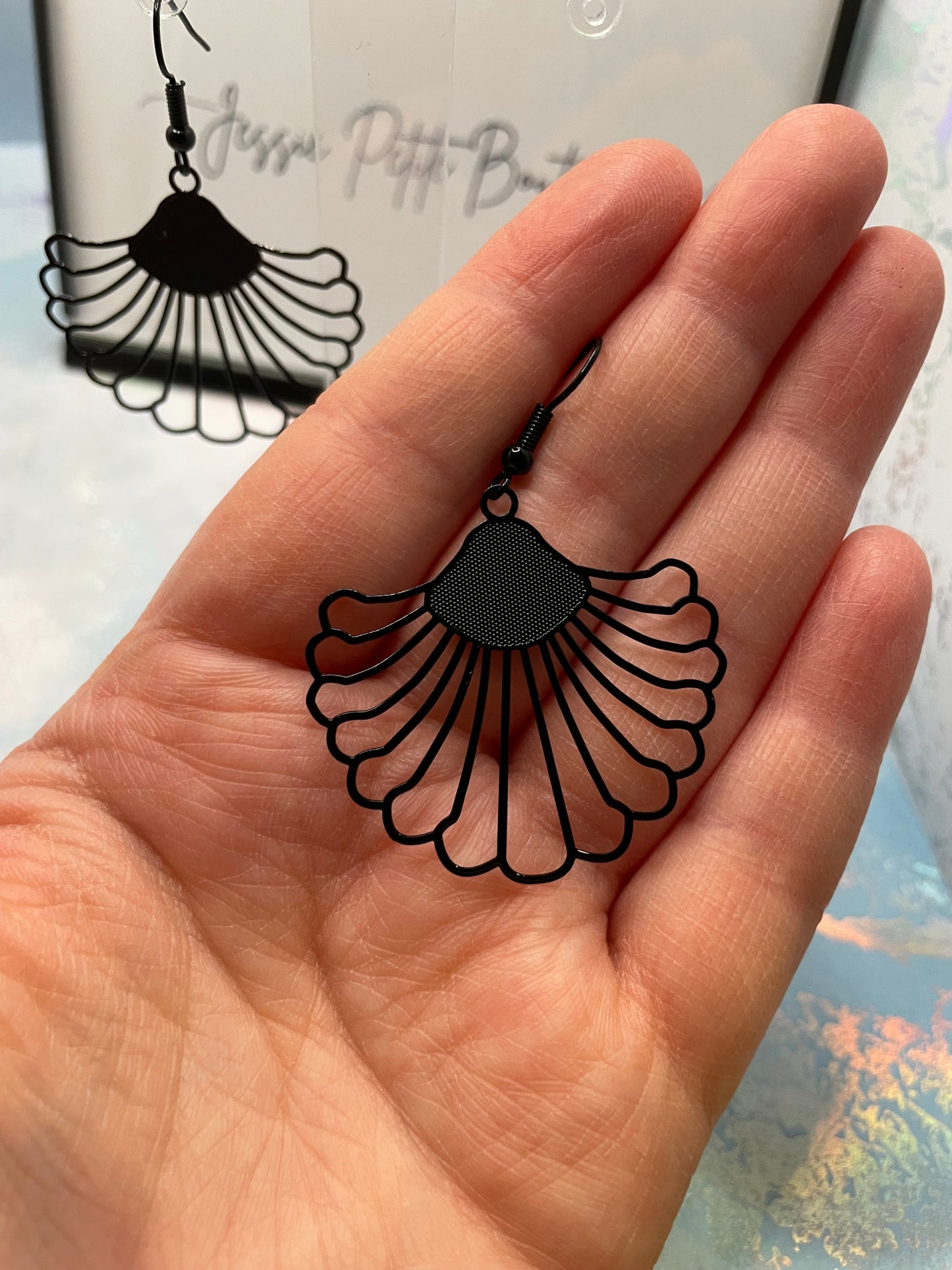 Boucles d'oreilles noires en forme d'éventail