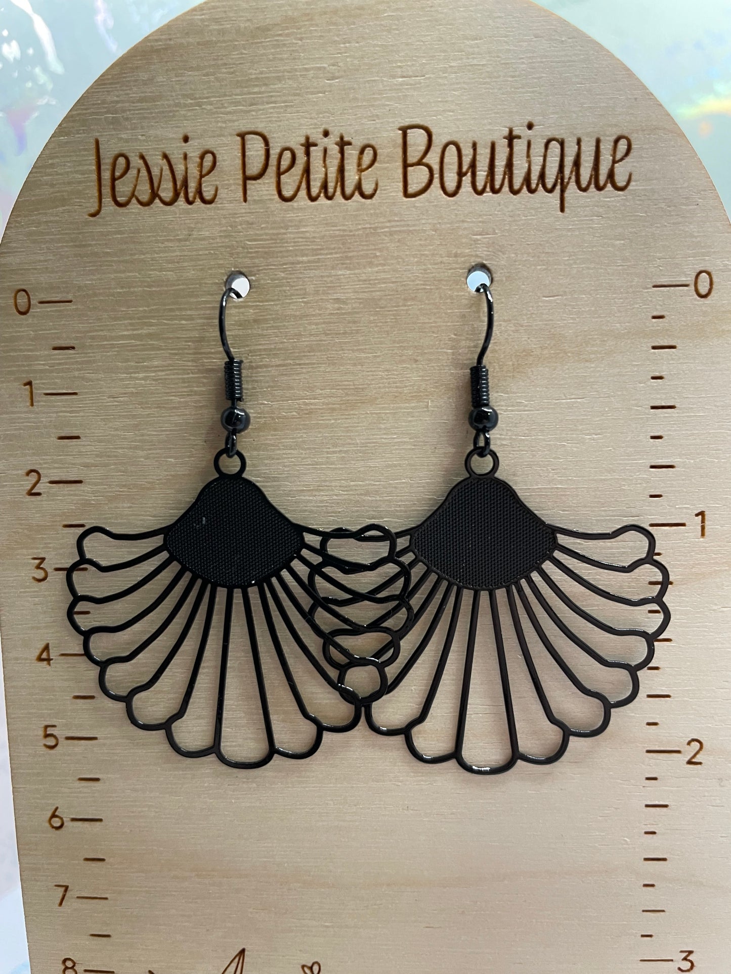 Boucles d'oreilles noires en forme d'éventail
