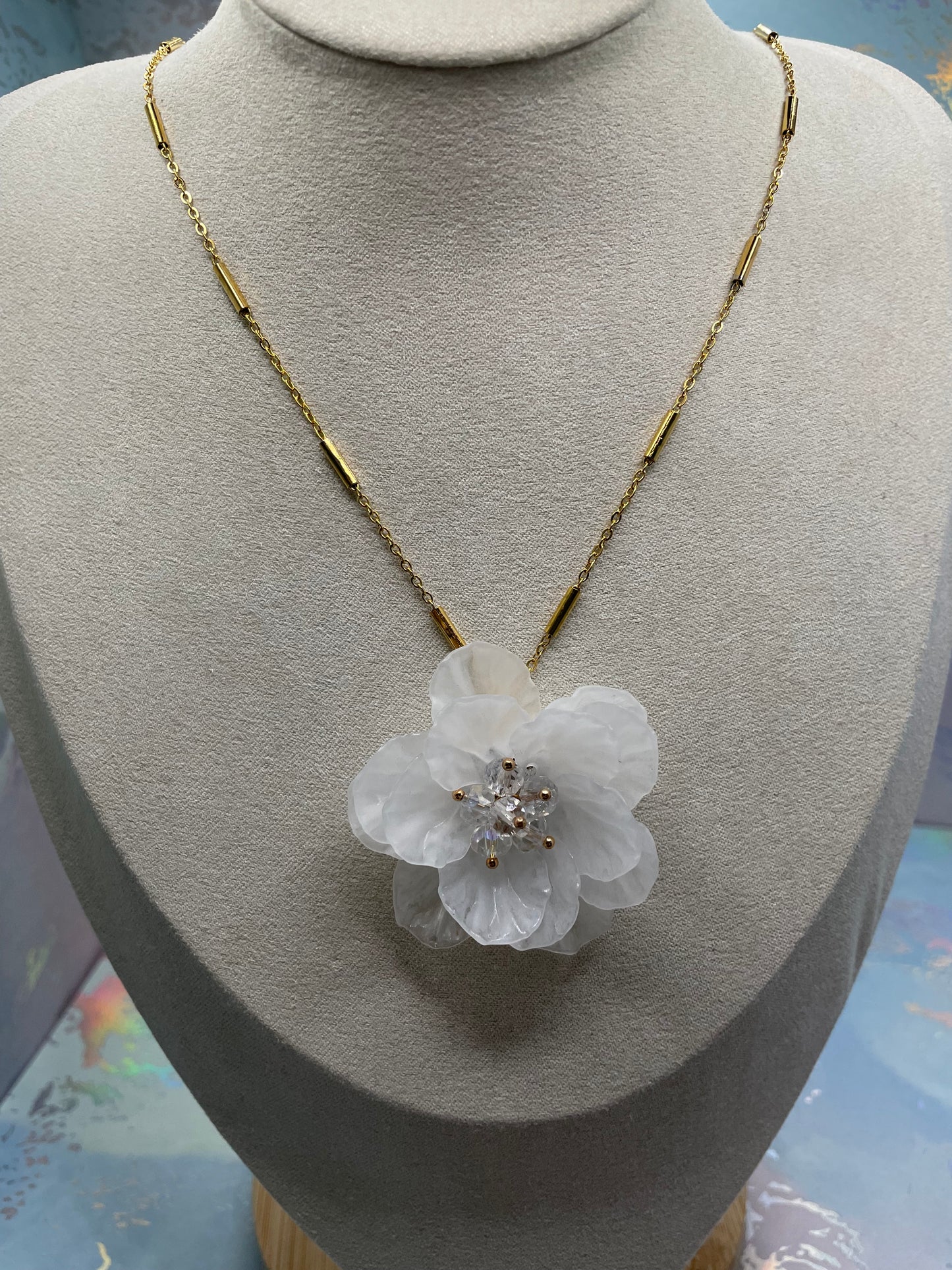 Collier fleur blanche acrylique-Acier Inoxydable