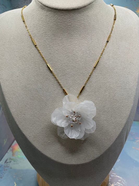 Collier fleur blanche acrylique-Acier Inoxydable