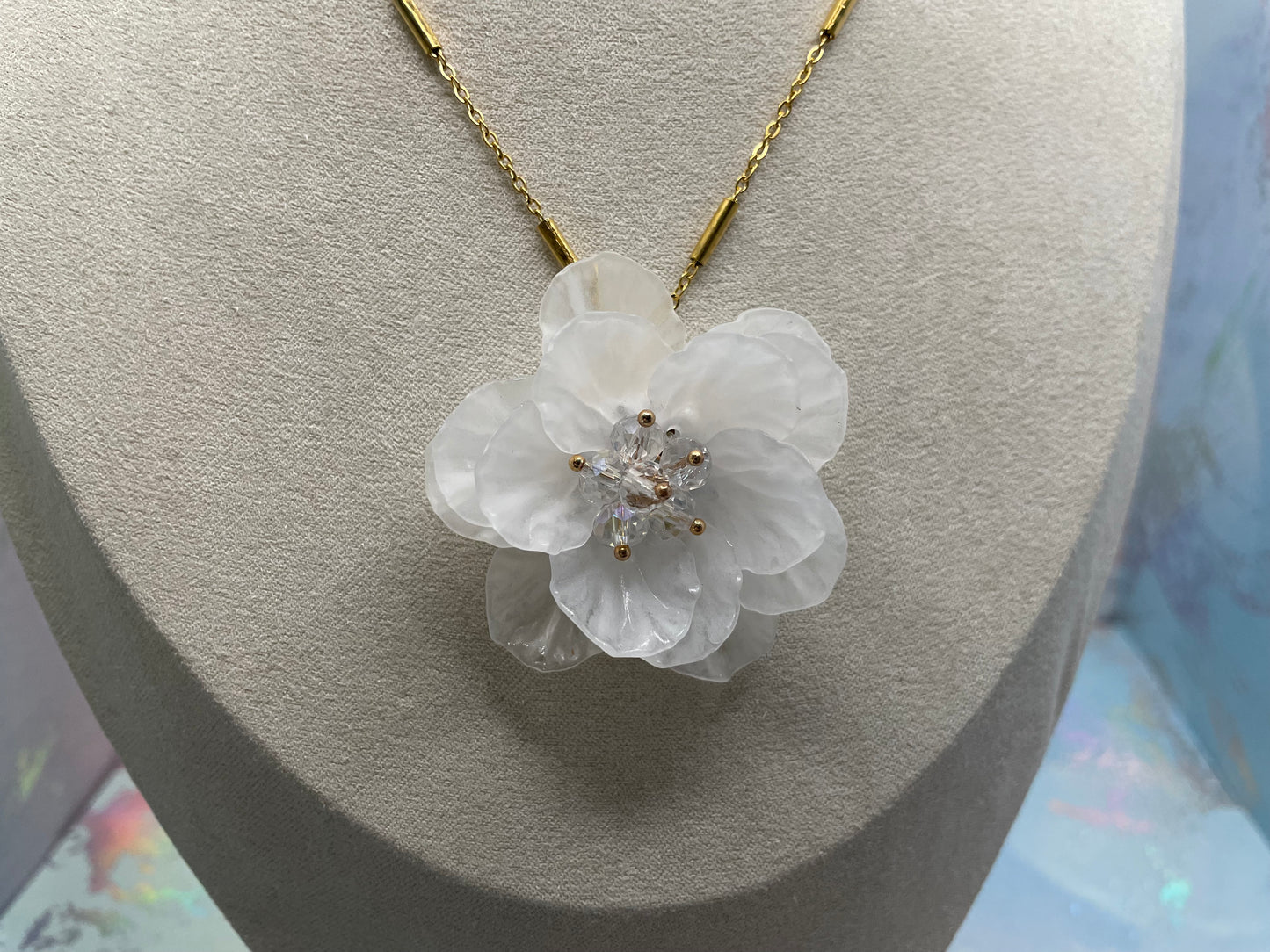 Collier fleur blanche acrylique-Acier Inoxydable