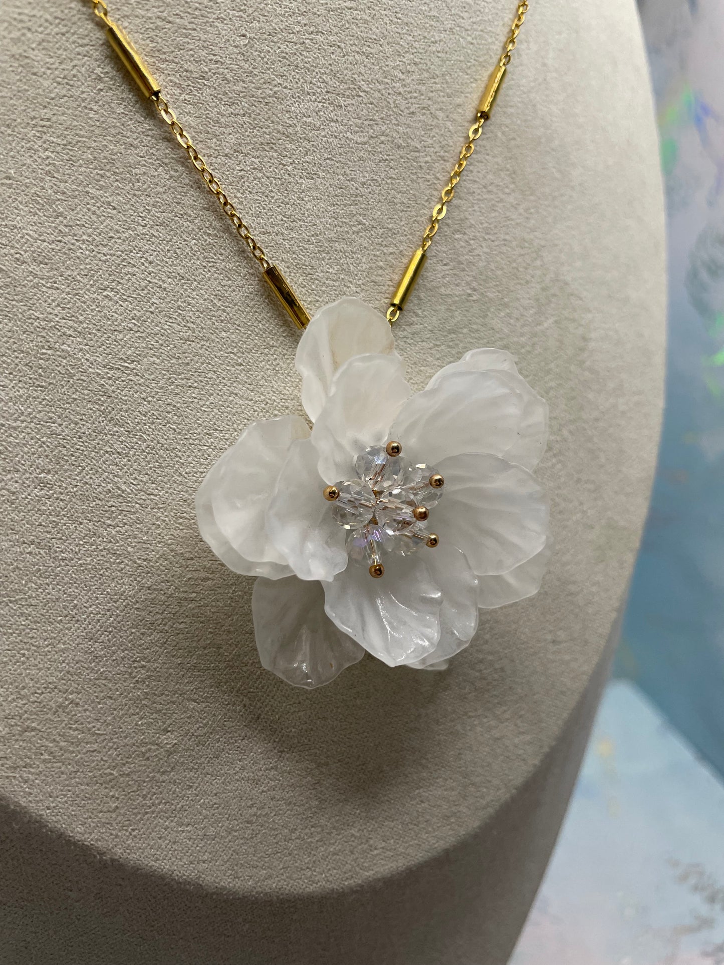 Collier fleur blanche acrylique-Acier Inoxydable