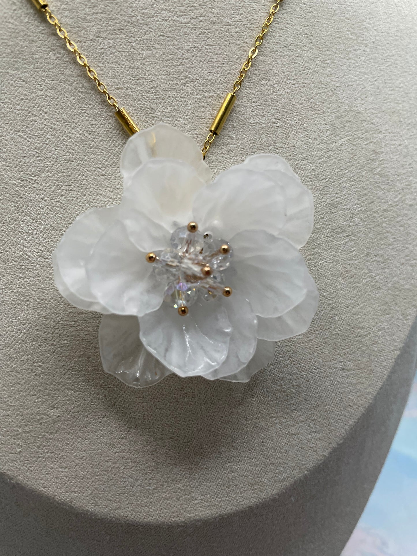Collier fleur blanche acrylique-Acier Inoxydable
