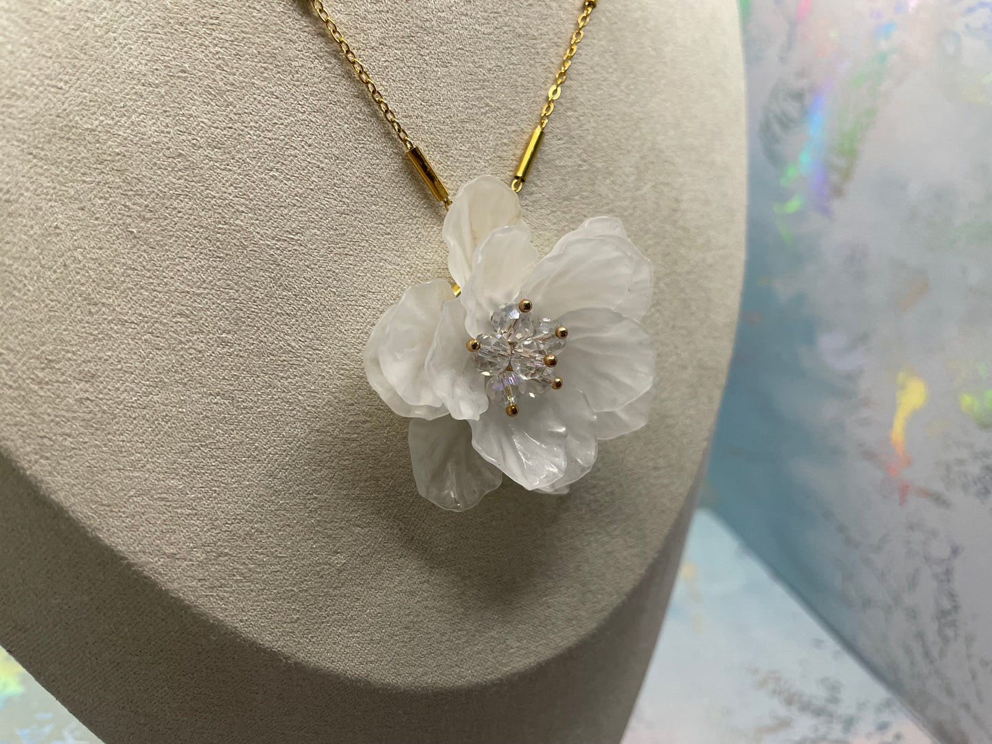 Collier fleur blanche acrylique-Acier Inoxydable