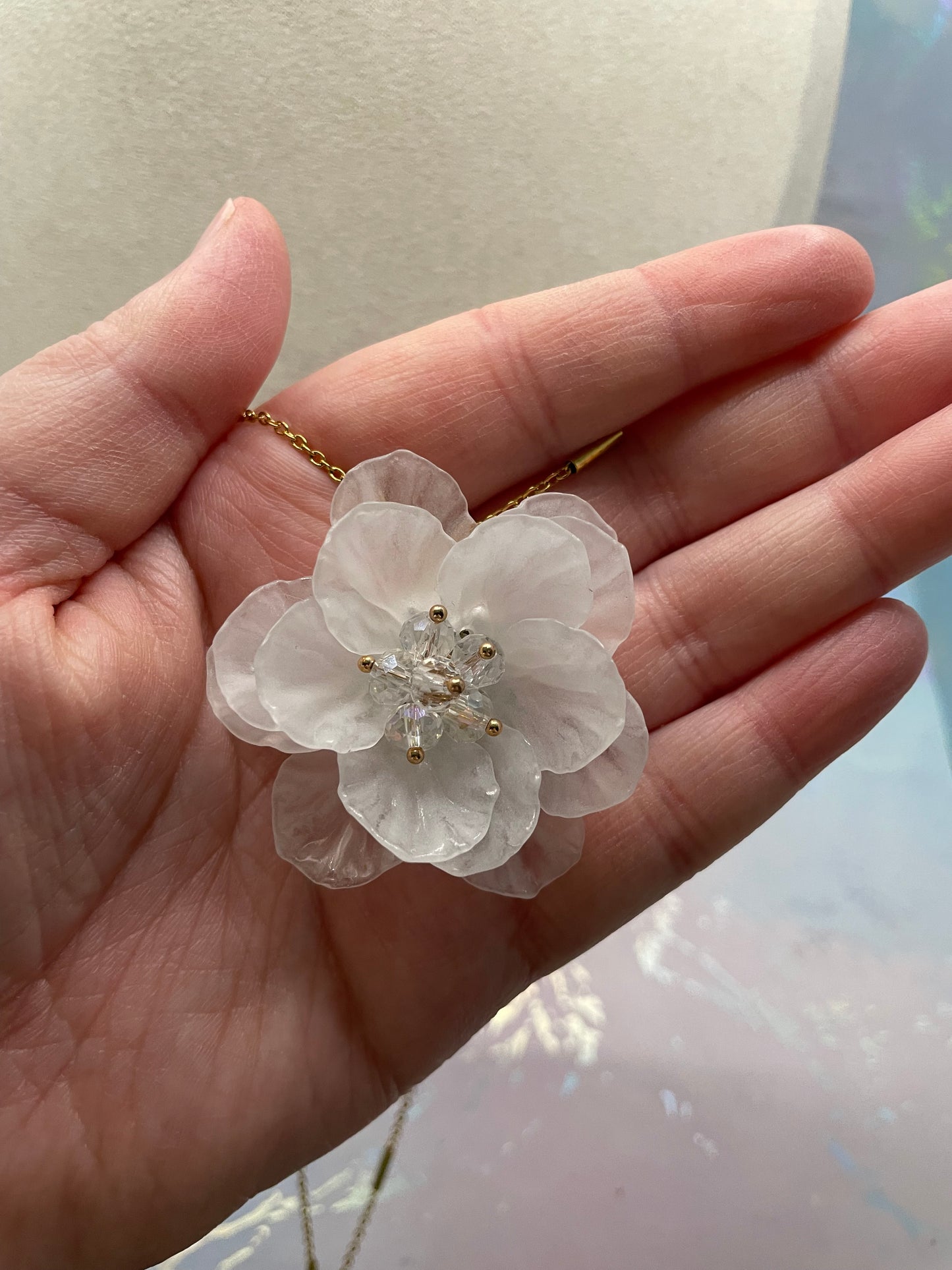 Collier fleur blanche acrylique-Acier Inoxydable