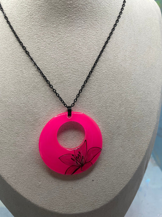 Collier Fleur Noir sur Rond Rose Fluo-Acier Inoxydable+Sans Nickel