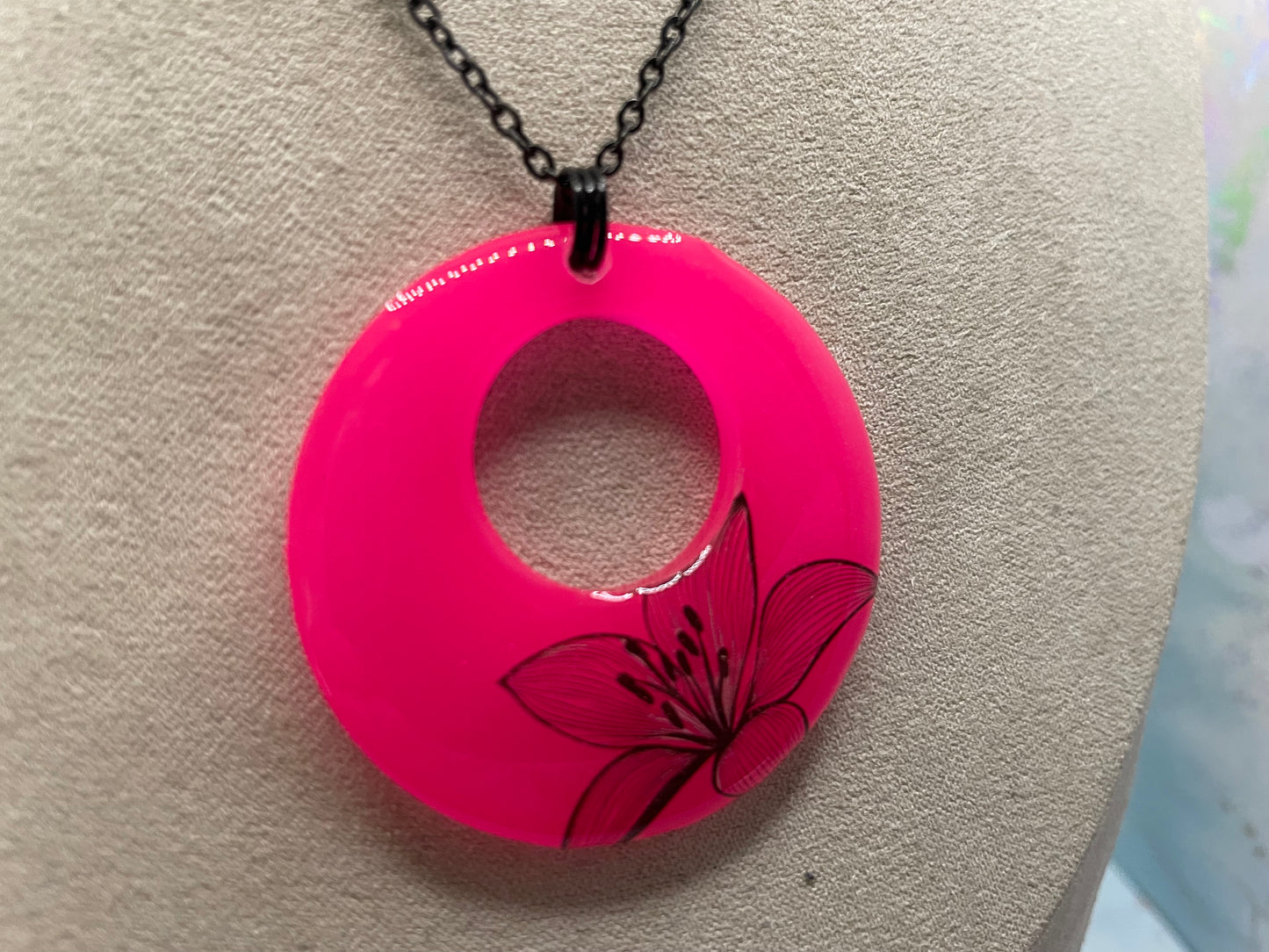 Collier Fleur Noir sur Rond Rose Fluo-Acier Inoxydable+Sans Nickel