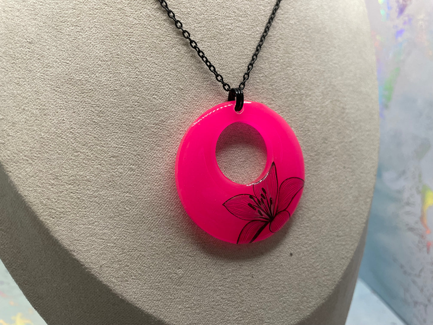 Collier Fleur Noir sur Rond Rose Fluo-Acier Inoxydable+Sans Nickel