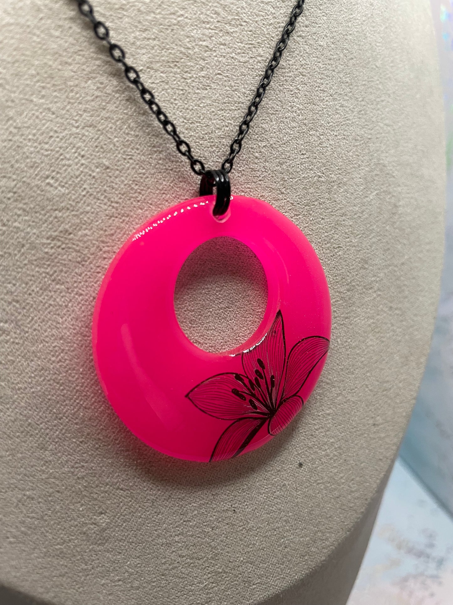 Collier Fleur Noir sur Rond Rose Fluo-Acier Inoxydable+Sans Nickel