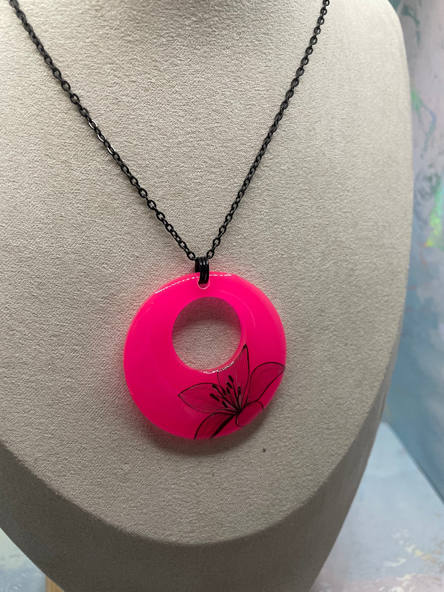 Collier Fleur Noir sur Rond Rose Fluo-Acier Inoxydable+Sans Nickel