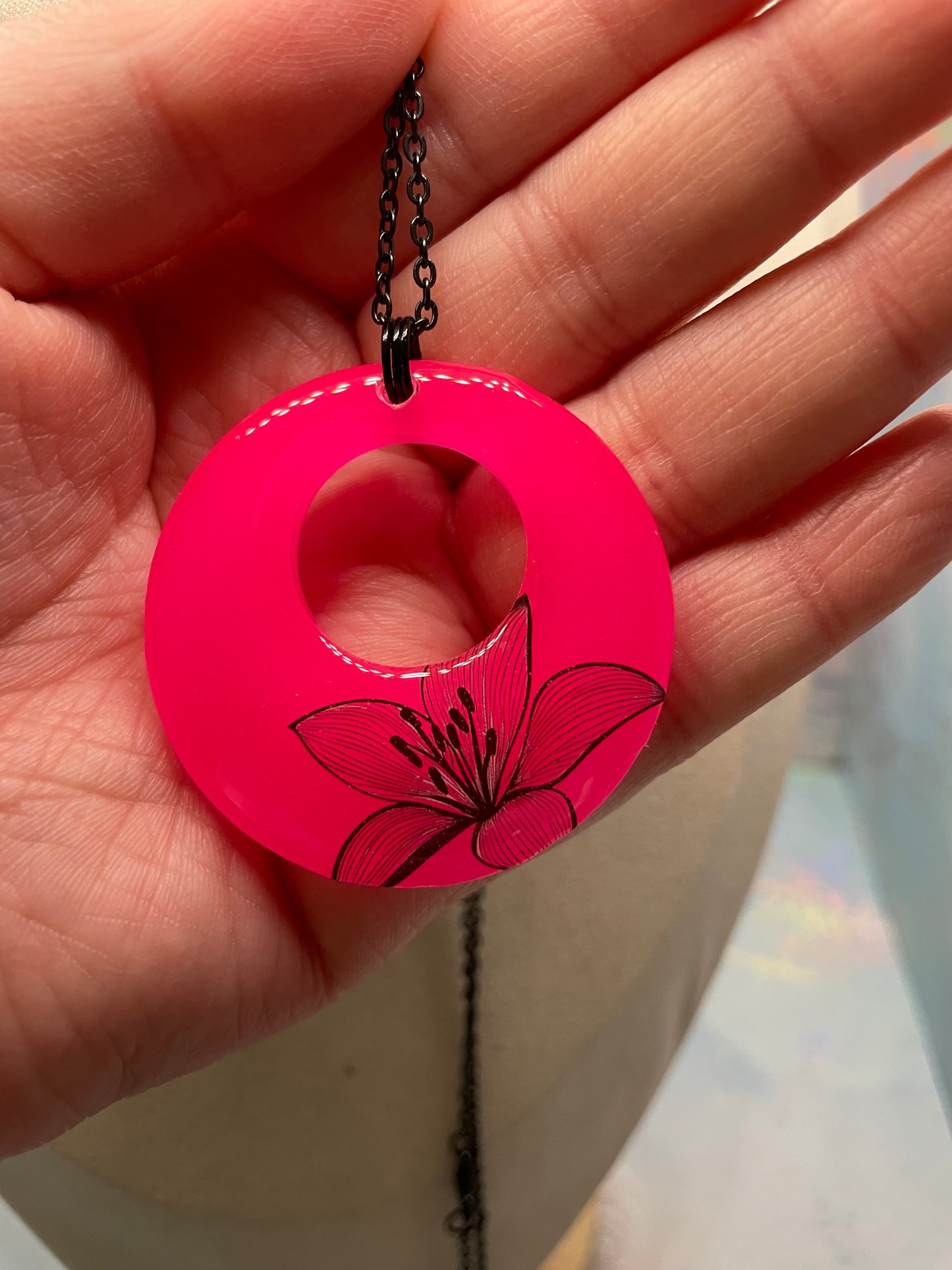 Collier Fleur Noir sur Rond Rose Fluo-Acier Inoxydable+Sans Nickel