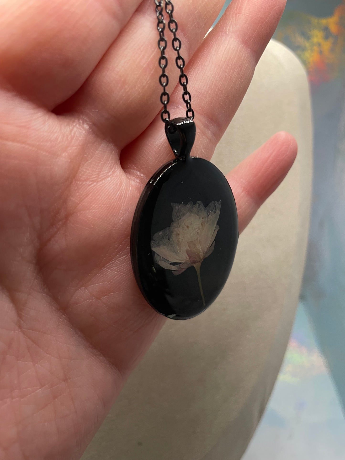 Collier ovale avec fleur de cerisier sur noir-Acier Inoxydable