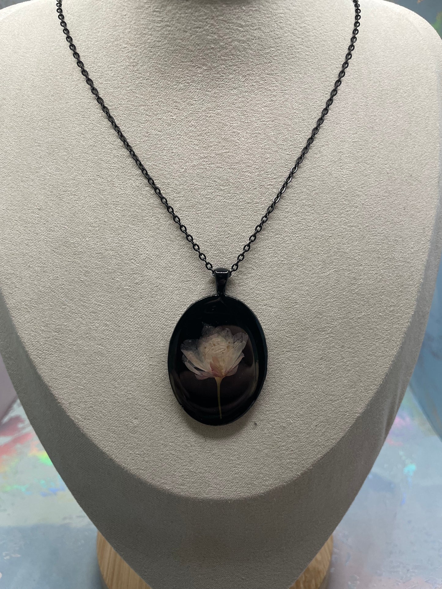 Collier ovale avec fleur de cerisier sur noir-Acier Inoxydable