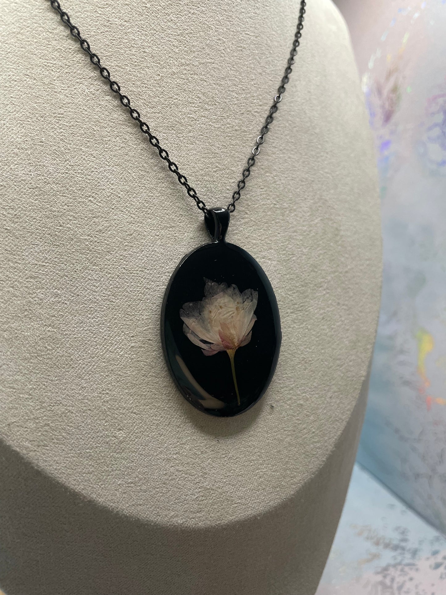 Collier ovale avec fleur de cerisier sur noir-Acier Inoxydable