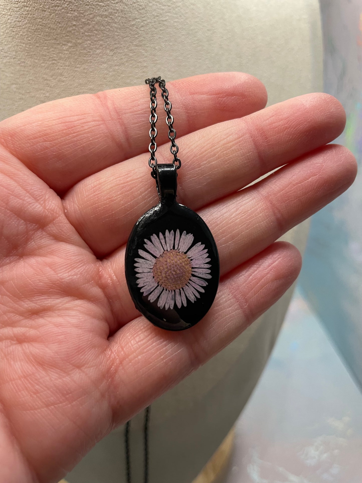 Collier ovale marguerite rose pâle sur fond noir-Acier Inoxydable