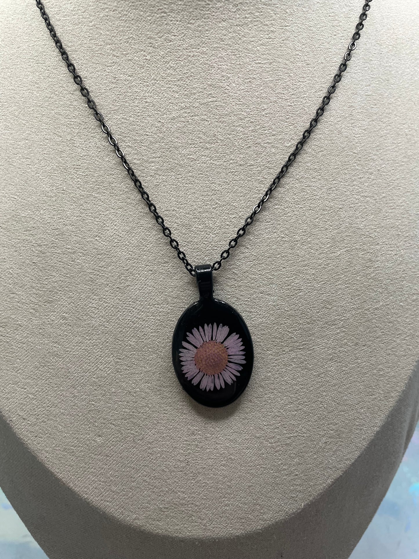 Collier ovale marguerite rose pâle sur fond noir-Acier Inoxydable