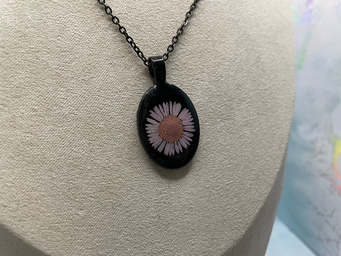 Collier ovale marguerite rose pâle sur fond noir-Acier Inoxydable