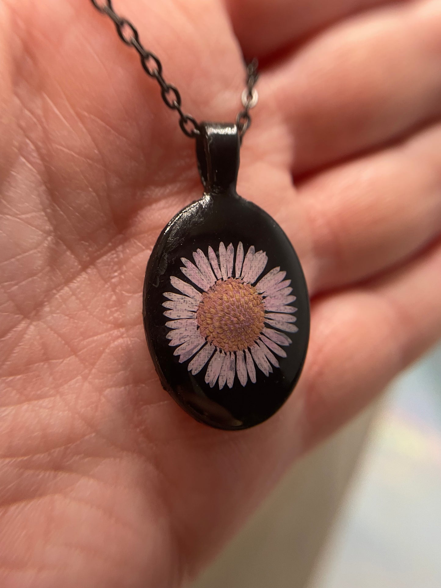 Collier ovale marguerite rose pâle sur fond noir-Acier Inoxydable