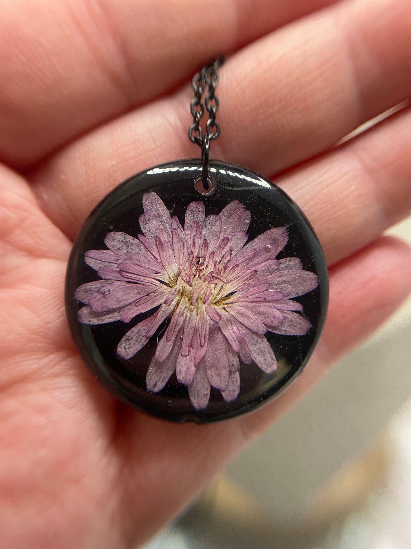 Collier fleur d'aster mauve sur rond noir-Acier Inoxydable