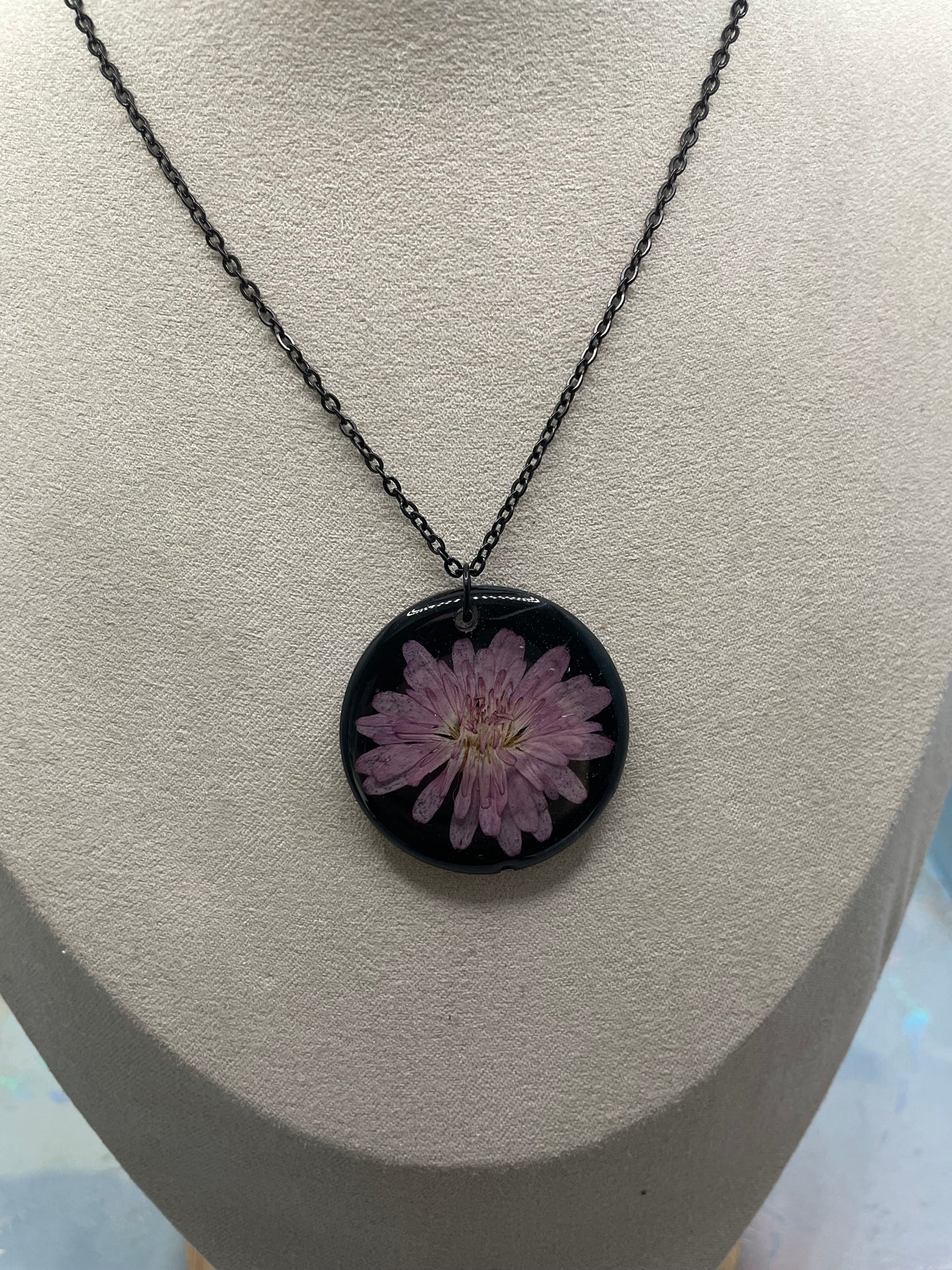 Collier fleur d'aster mauve sur rond noir-Acier Inoxydable