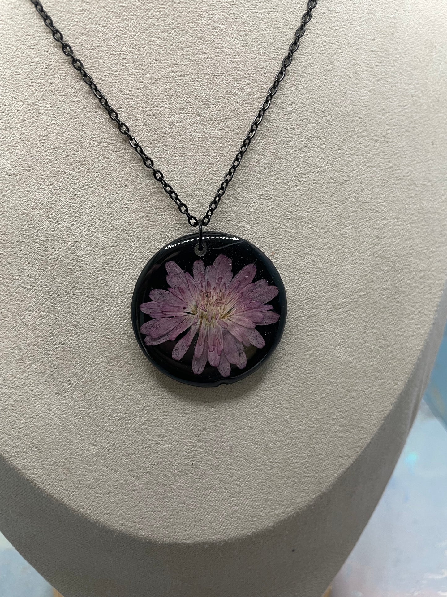 Collier fleur d'aster mauve sur rond noir-Acier Inoxydable