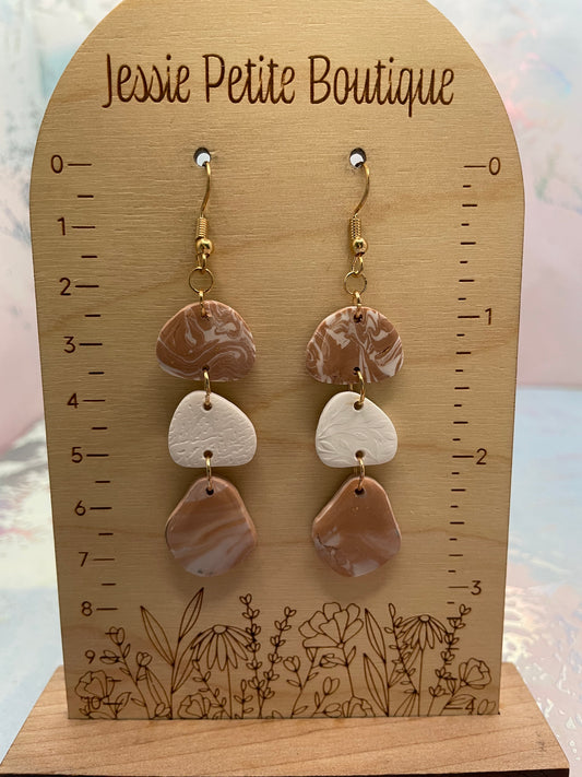 Boucles d’oreilles pendantes pebble blanc & beige