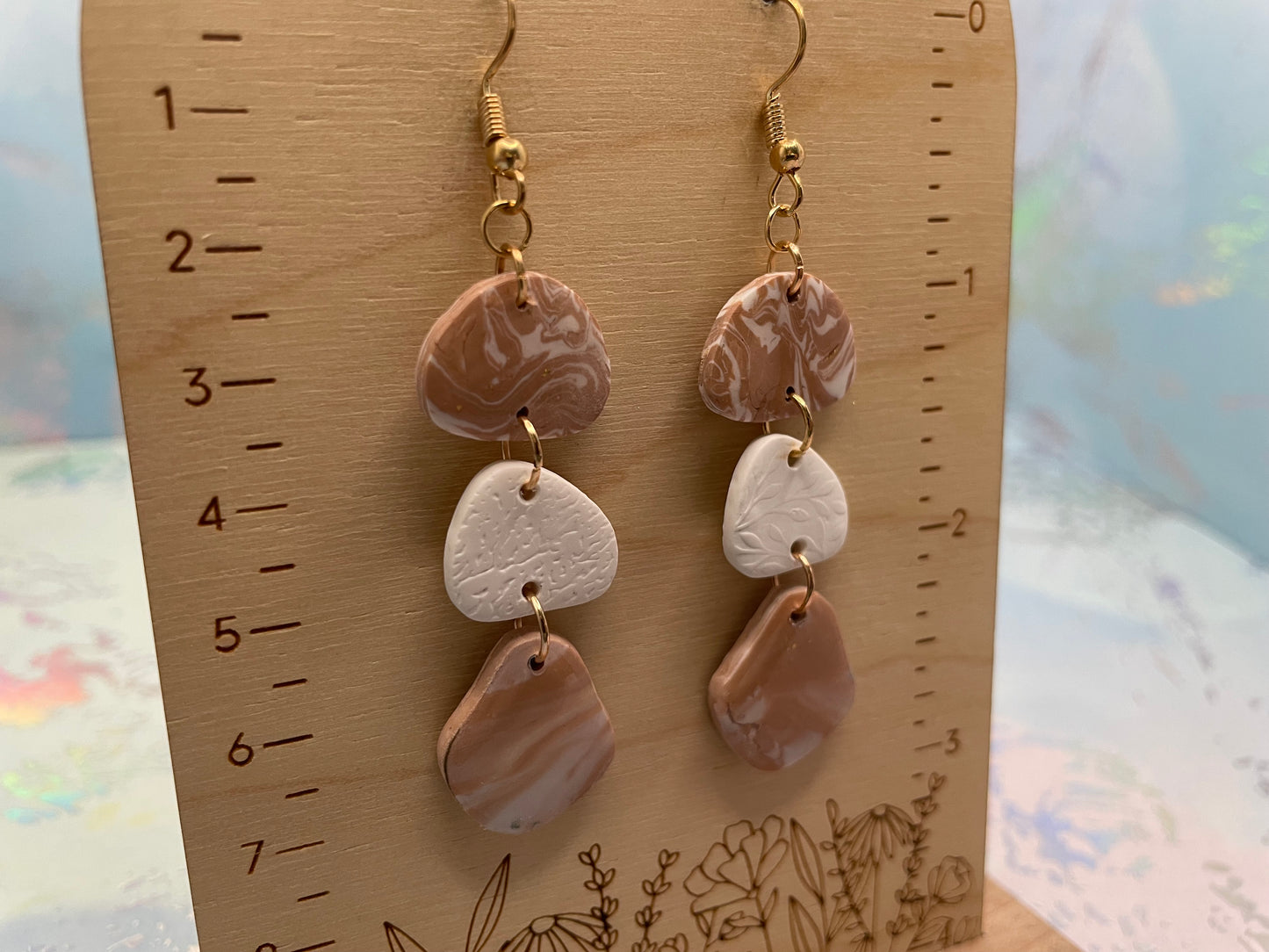 Boucles d’oreilles pendantes pebble blanc & beige