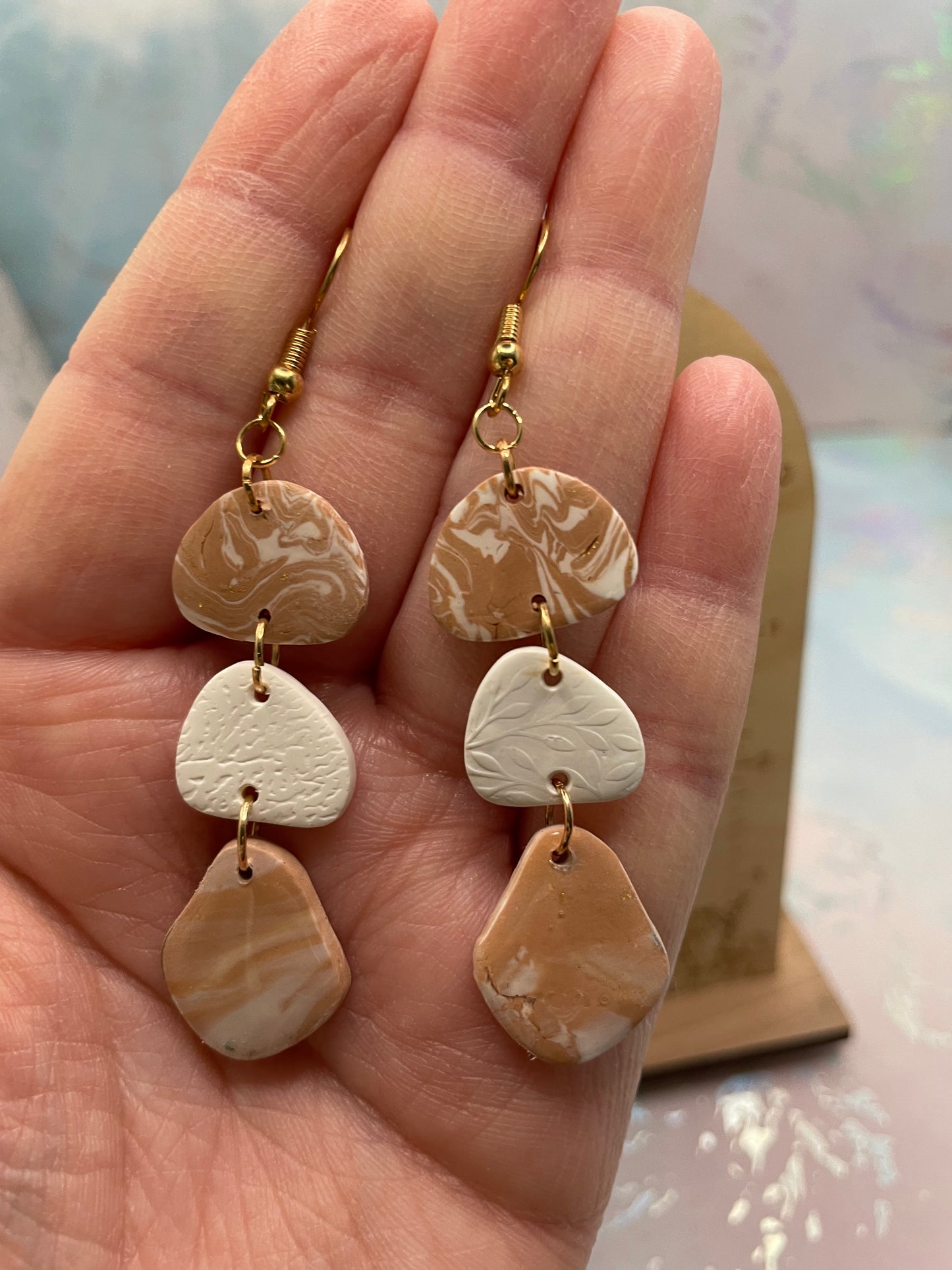 Boucles d’oreilles pendantes pebble blanc & beige