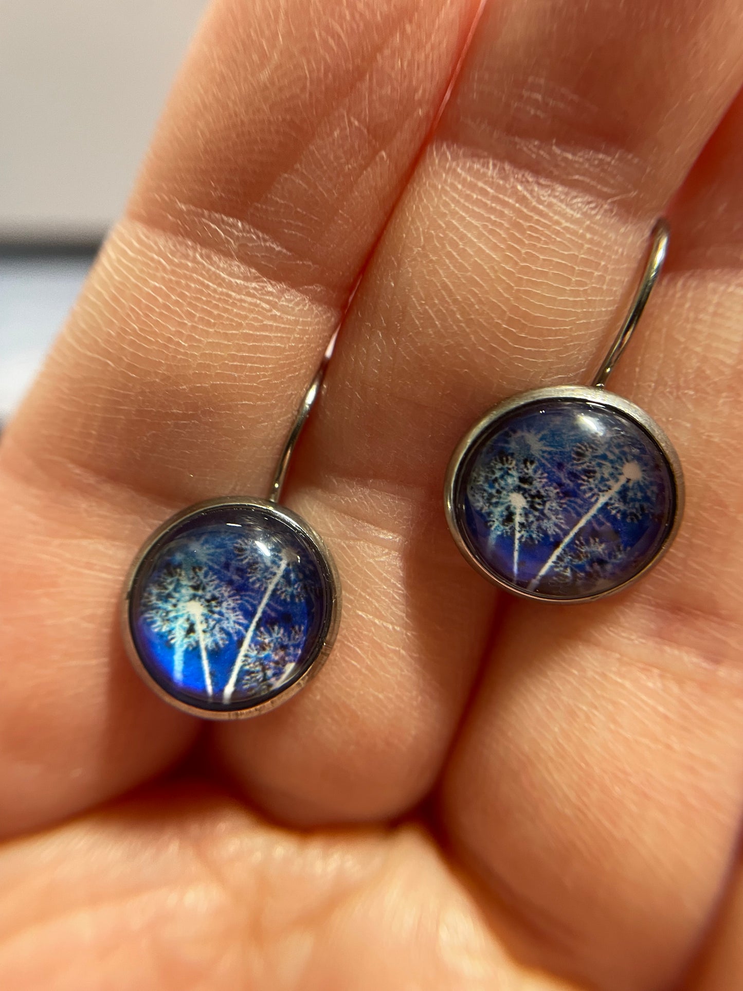 Boucle d'oreilles dormeuse pissenlit blanc sur bleu-Acier Inoxydable