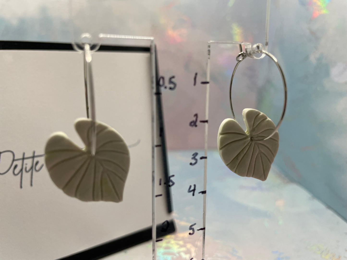 Boucles d’oreilles feuille argile sur anneaux
