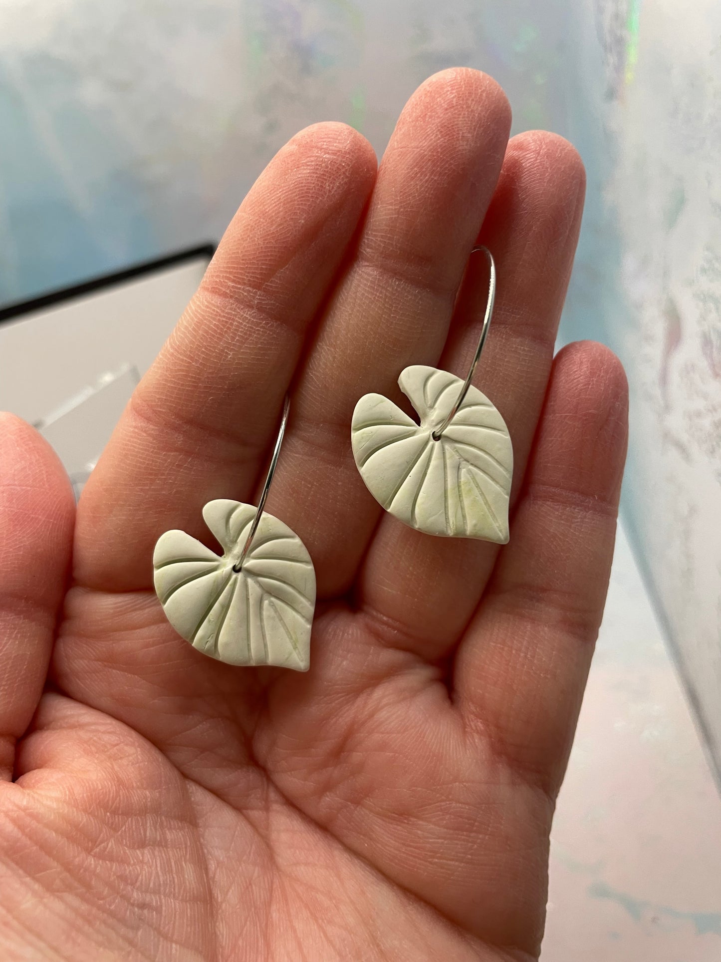 Boucles d’oreilles feuille argile sur anneaux