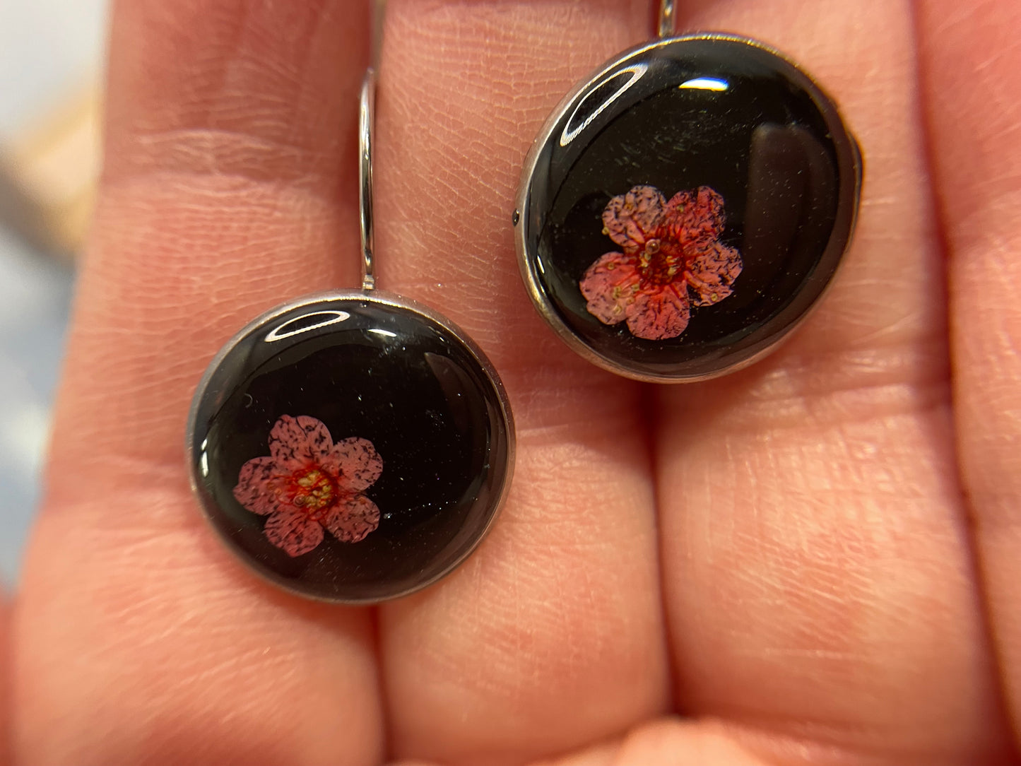 Boucles d’oreilles dormeuse fleur de myosotis rose sur noir-Acier Inoxydable