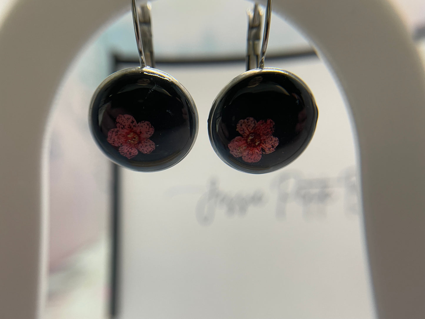 Boucles d’oreilles dormeuse fleur de myosotis rose sur noir-Acier Inoxydable