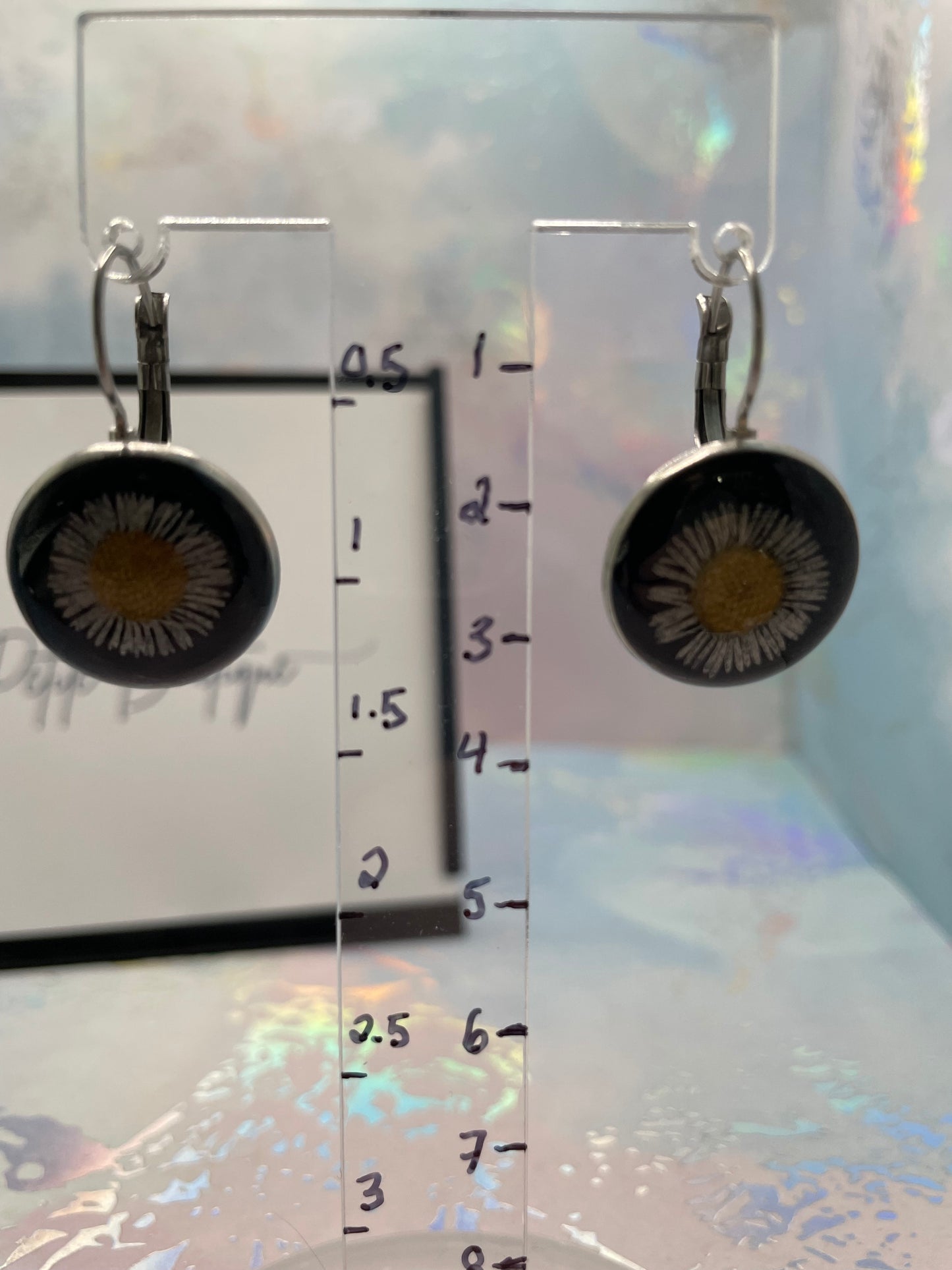 Boucle d'oreille dormeuse marguerite sur noir-Acier Inoxydable